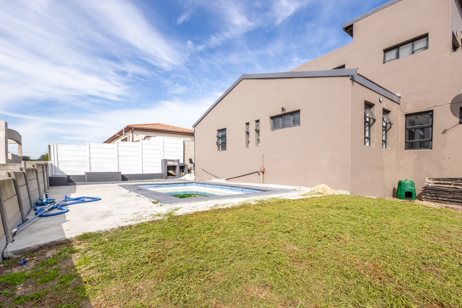 6 Bedroom Property for Sale in Jakarandas Western Cape